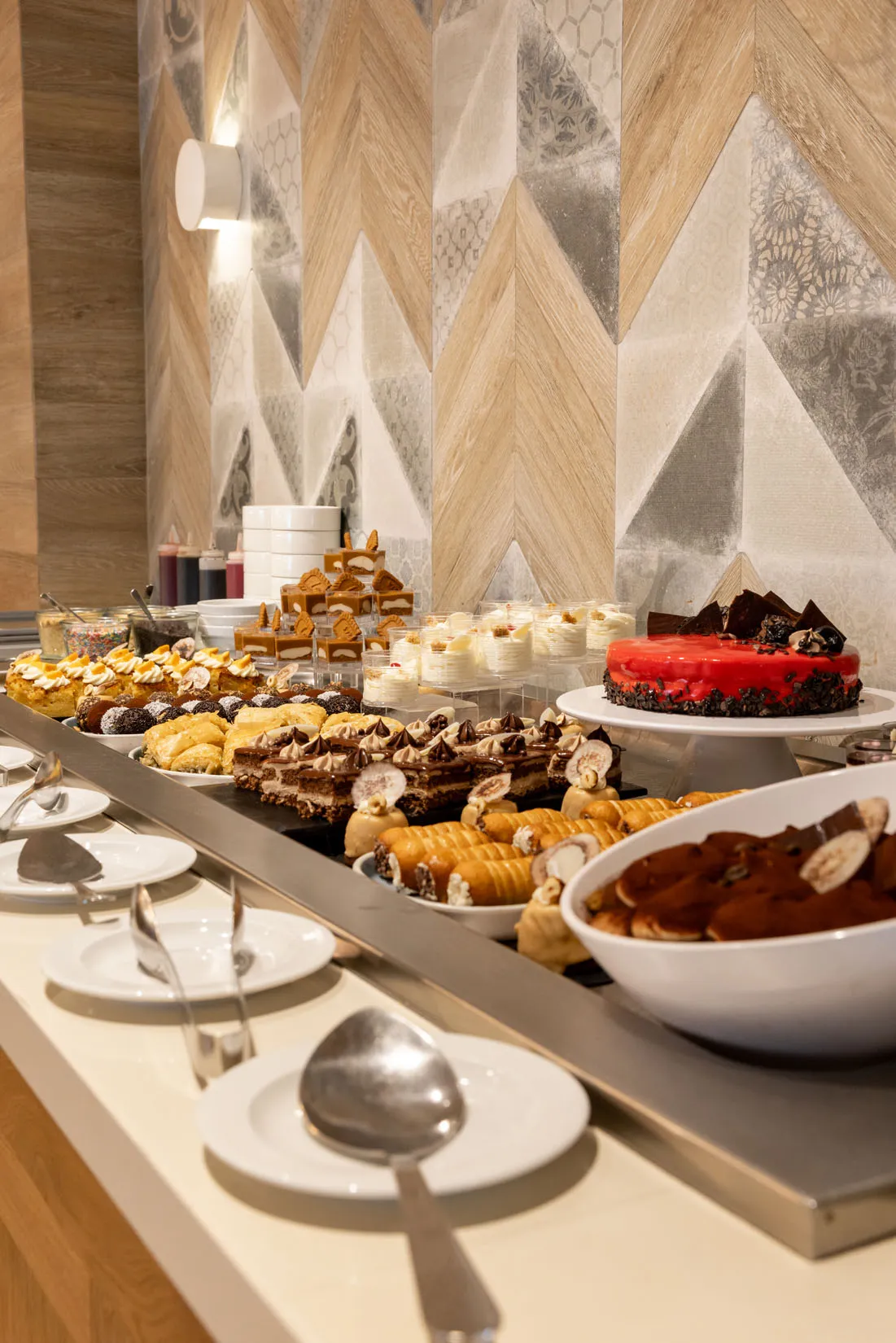 Cretan gastronomy, restaurant buffet dishes and cocktail lounge at Nefeli Hotel